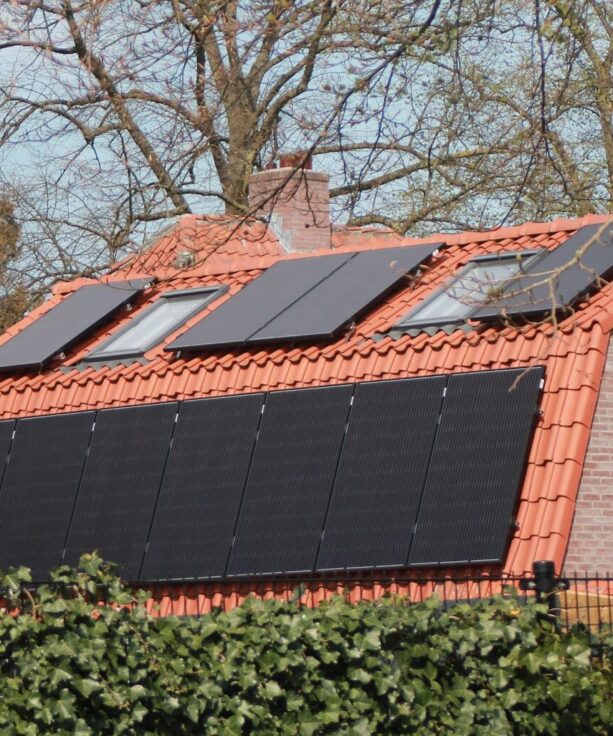 zonnepanelen op een franse kap