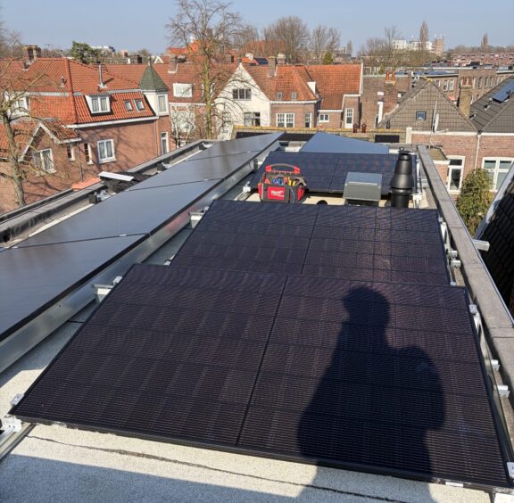 zonnepanelen op plat dak in dordrecht