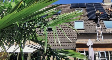 zonnepanelen op een zonnig dak