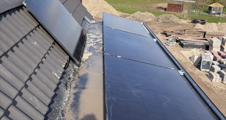 zonnepanelen op plat dak in strijen met 1 op schuin dak